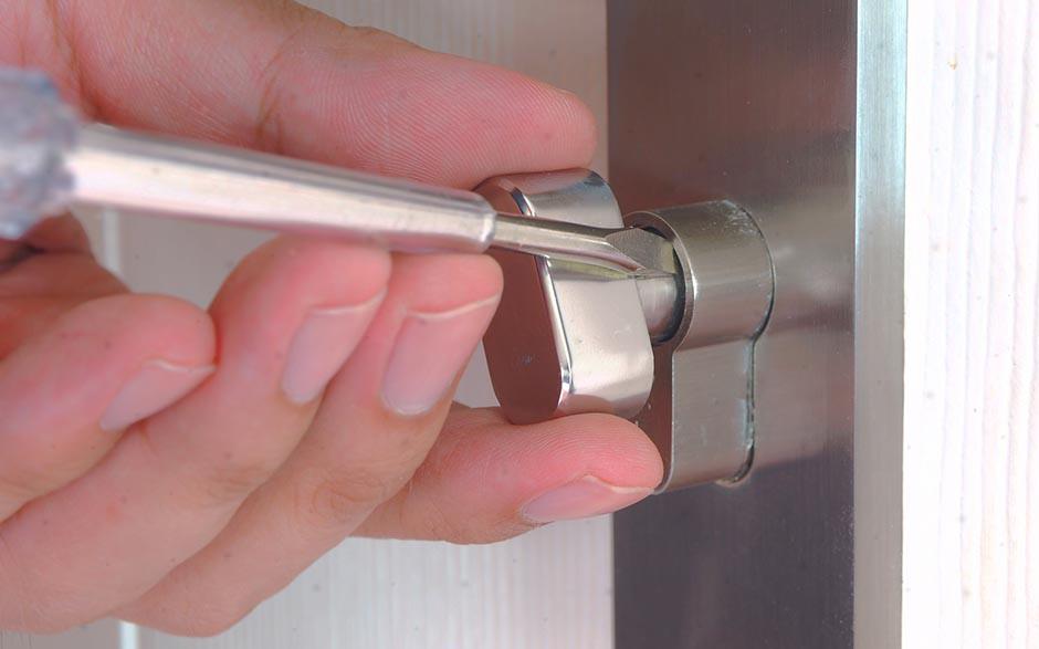  ouvrir une porte fermée à clé Bricard Trets