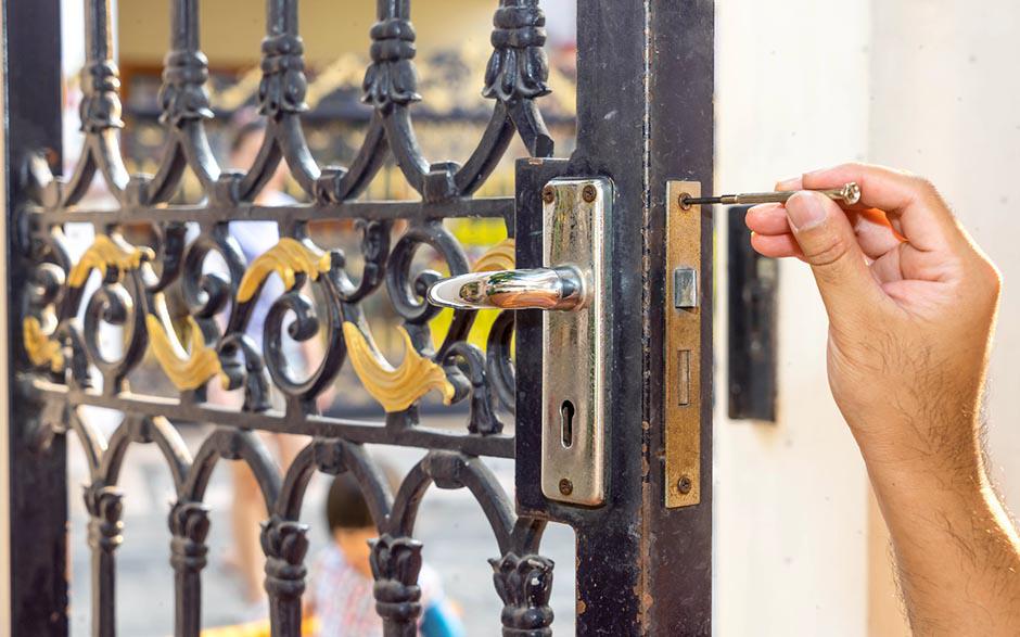 ouvrir une porte fermée à clé Bricard Trets